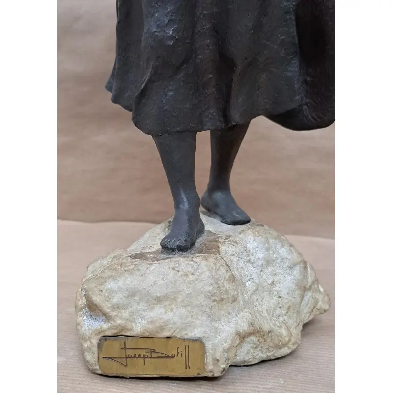 Escultura de Josep Bofill, mujer con sombreo año 1983 · vista 3/7