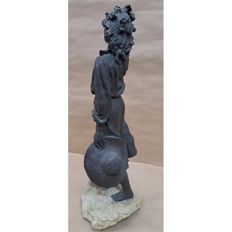 Escultura de Josep Bofill, mujer con sombreo año 1983 · vista 4/7