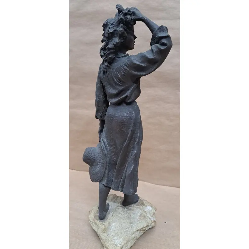 Escultura de Josep Bofill, mujer con sombreo año 1983 · vista 5/7
