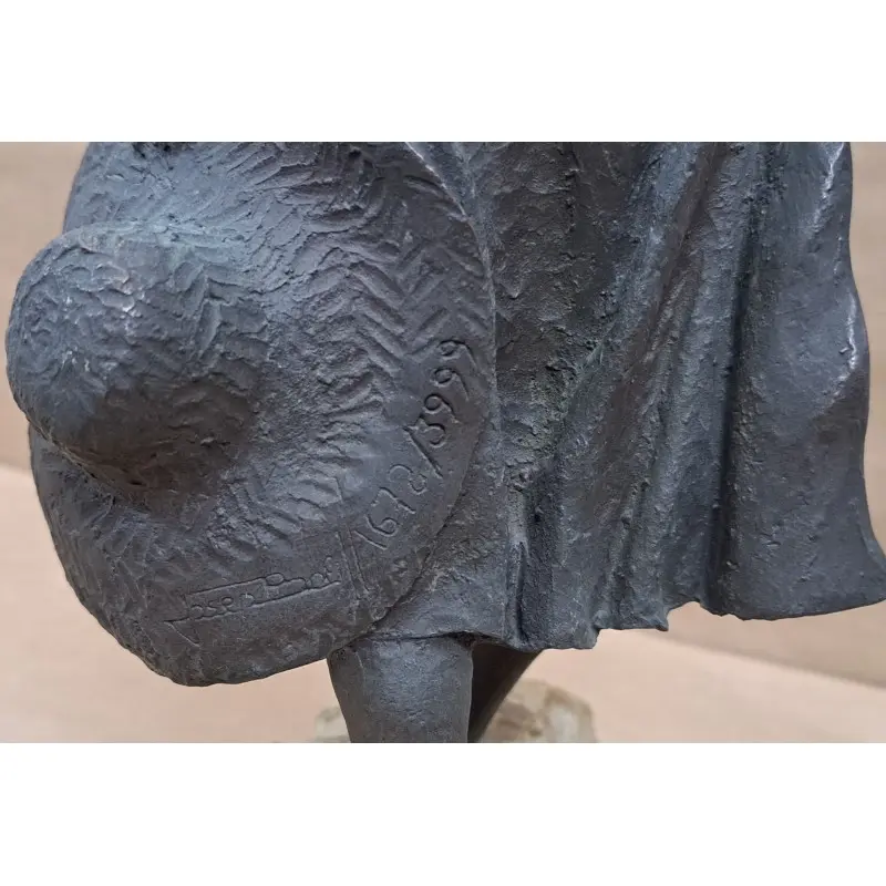 Escultura de Josep Bofill, mujer con sombreo año 1983 · vista 6/7