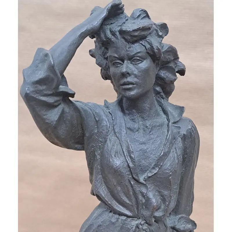 Escultura de Josep Bofill, mujer con sombreo año 1983 · vista 7/7