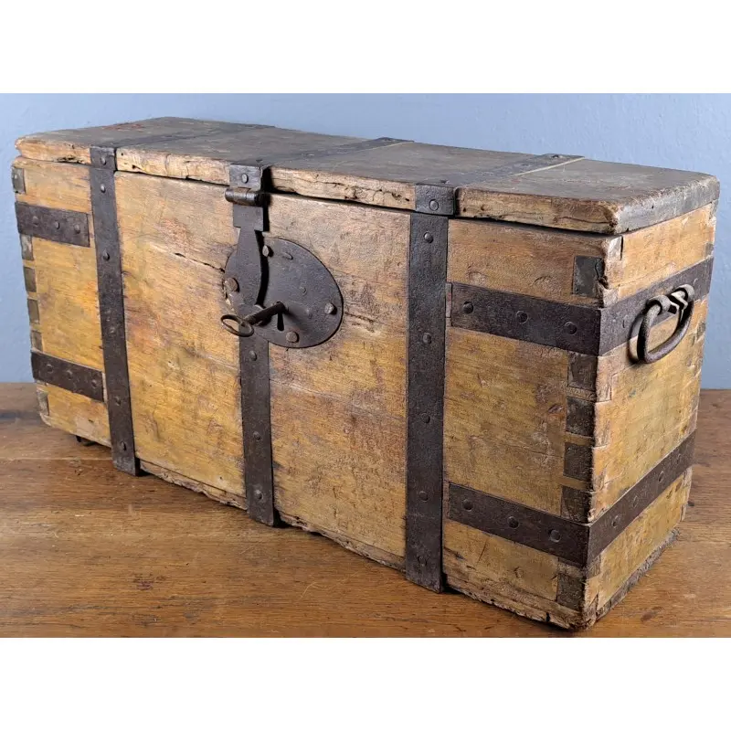 Caja militar de campaña. Artillería ligera, restos de lacre original. Siglo XIX, Siglo XIX