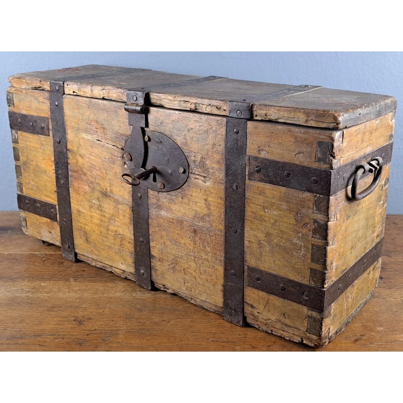 Caja militar de campaña. Artillería ligera, restos de lacre original. Siglo XIX, Siglo XIX