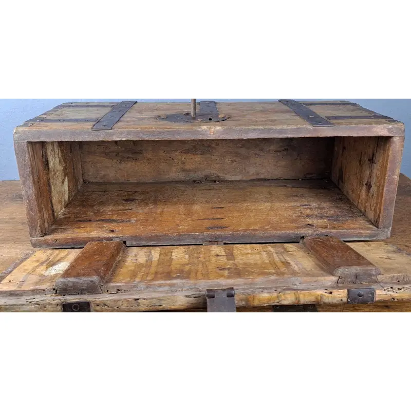 Caja militar de campaña. Artillería ligera, restos de lacre original. Siglo XIX, Siglo XIX · vista 6/10