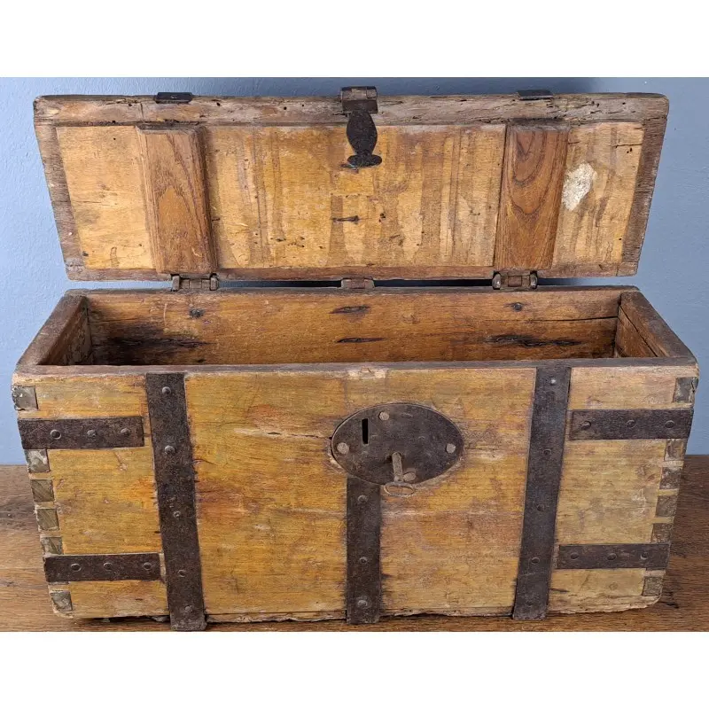 Caja militar de campaña. Artillería ligera, restos de lacre original. Siglo XIX, Siglo XIX · vista 8/10