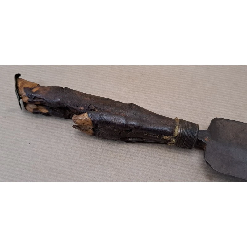 Es un cuchillo de faena o caza con empuñadura real de pata animal