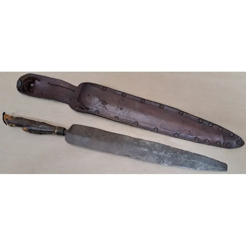 Es un cuchillo de faena o caza con empuñadura real de pata animal · vista 2/10