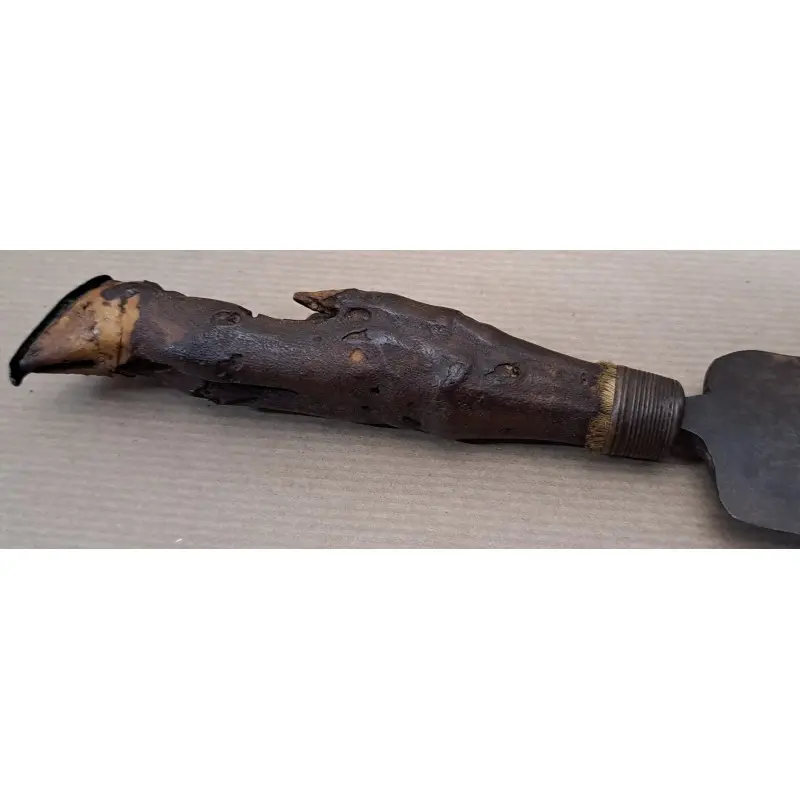 Es un cuchillo de faena o caza con empuñadura real de pata animal · vista 4/10