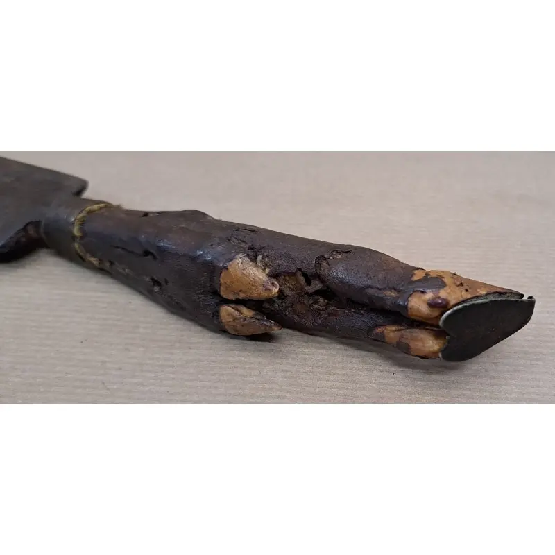 Es un cuchillo de faena o caza con empuñadura real de pata animal · vista 5/10