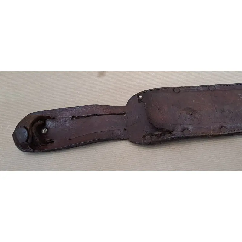 Es un cuchillo de faena o caza con empuñadura real de pata animal · vista 6/10
