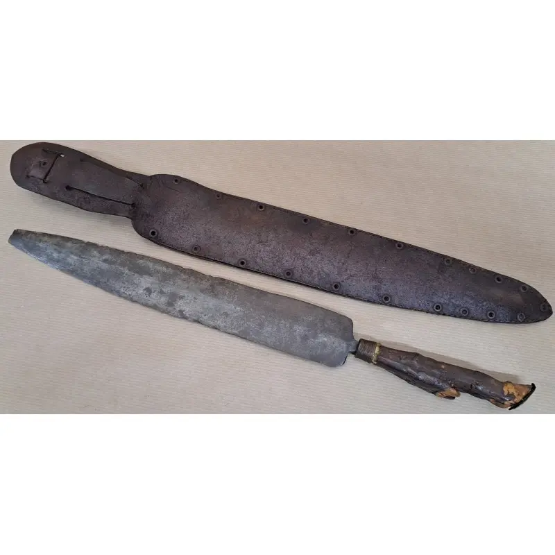 Es un cuchillo de faena o caza con empuñadura real de pata animal · vista 8/10