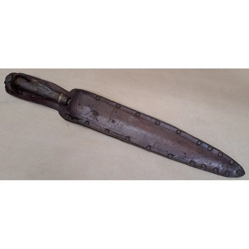 Es un cuchillo de faena o caza con empuñadura real de pata animal · vista 9/10