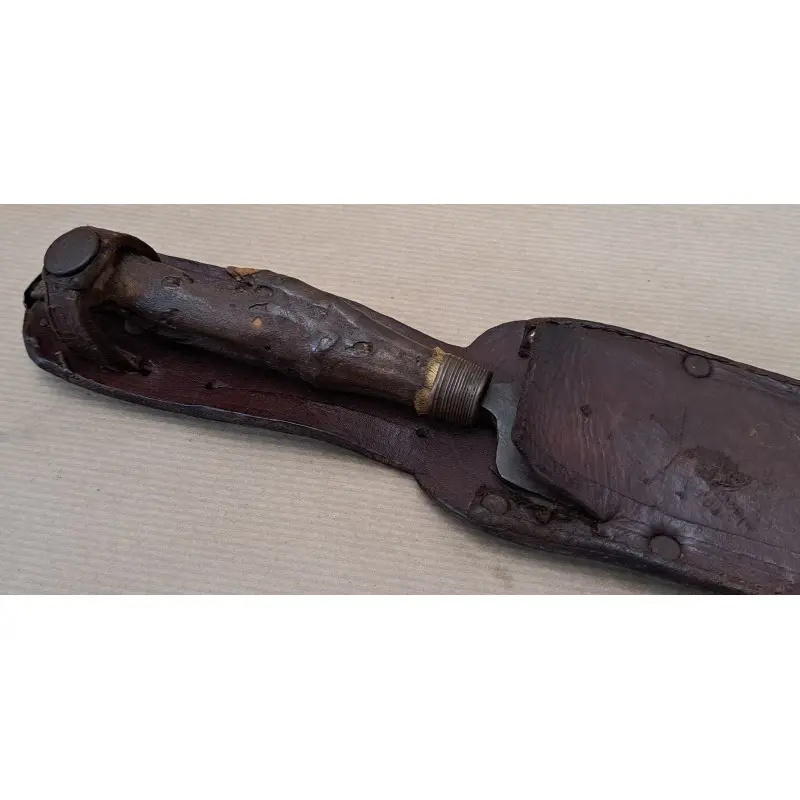 Es un cuchillo de faena o caza con empuñadura real de pata animal · vista 10/10