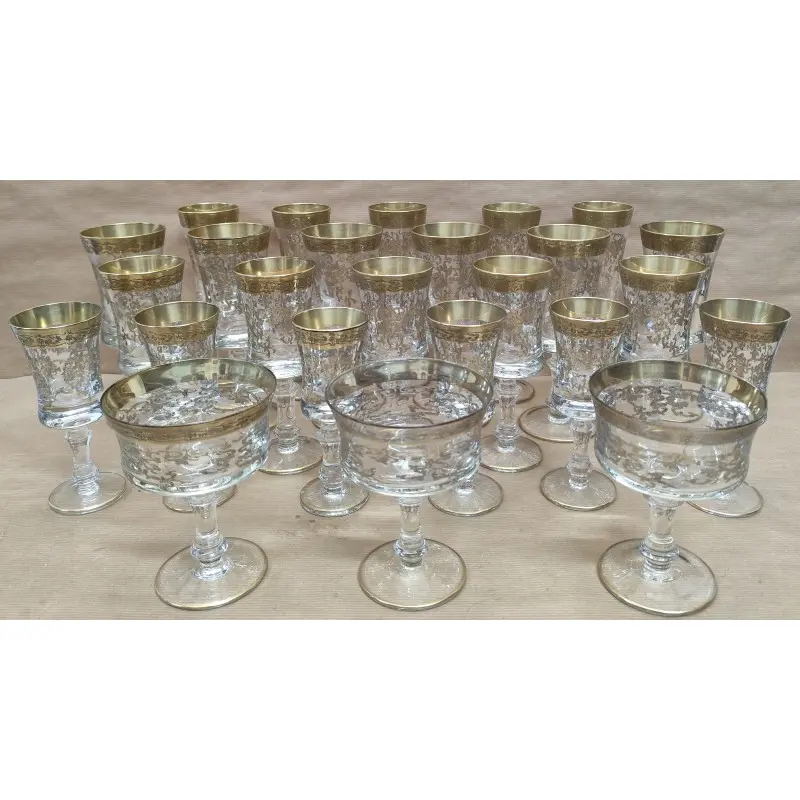 Juego de copas de cristal con decoración en oro