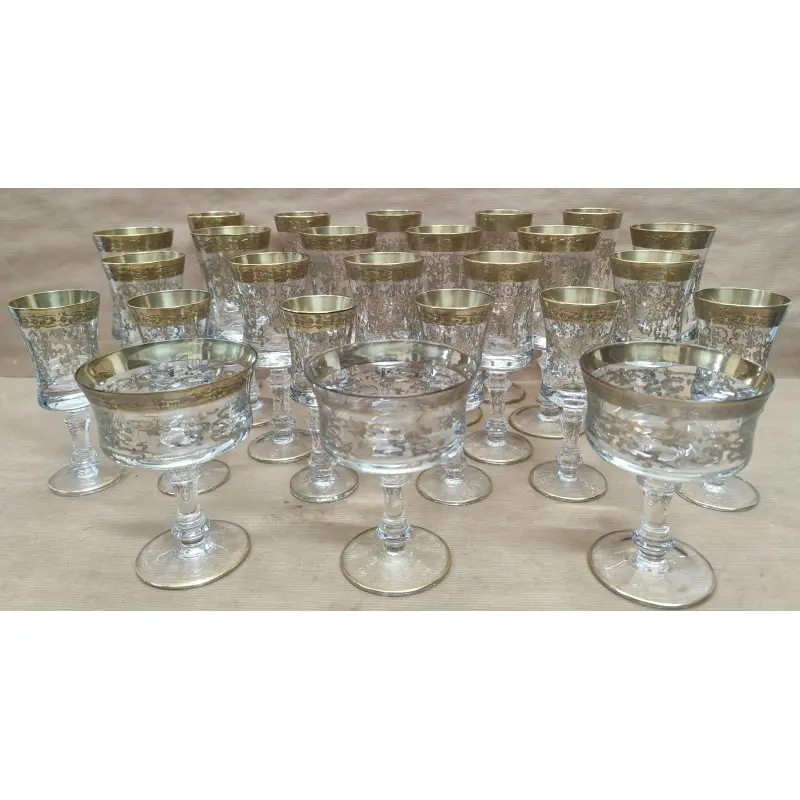 Juego de copas de cristal con decoración en oro · vista 2/12