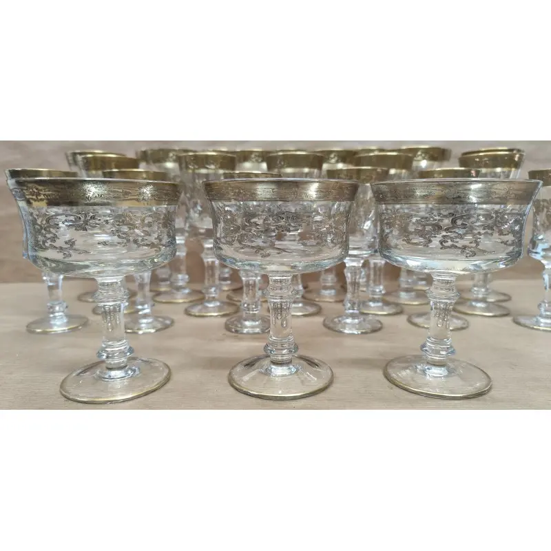 Juego de copas de cristal con decoración en oro · vista 3/12