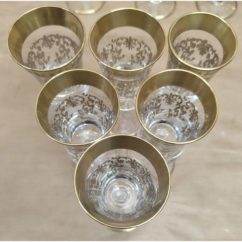 Juego de copas de cristal con decoración en oro · vista 8/12