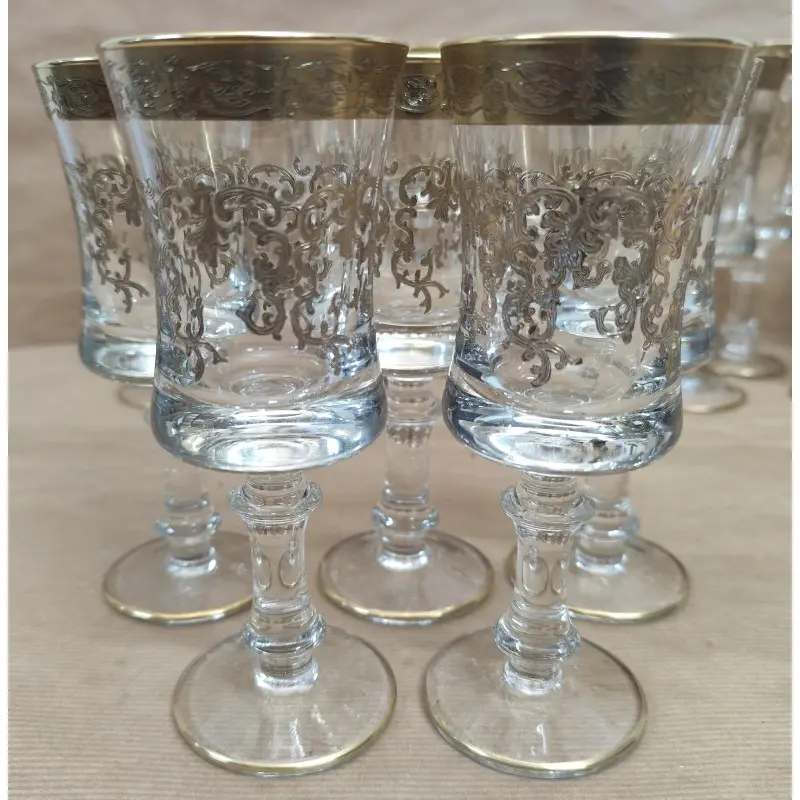 Juego de copas de cristal con decoración en oro · vista 9/12