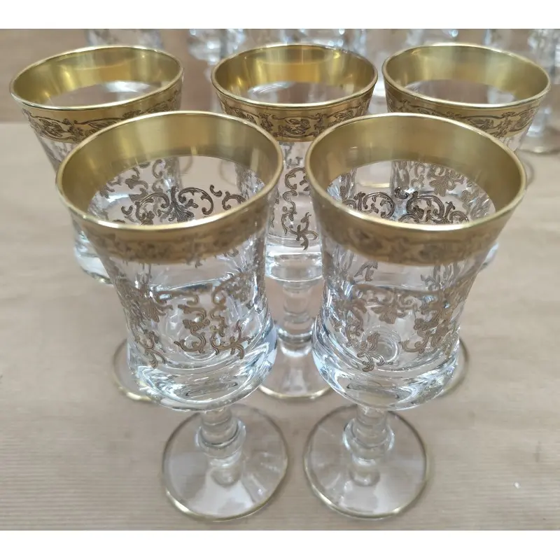 Juego de copas de cristal con decoración en oro · vista 11/12