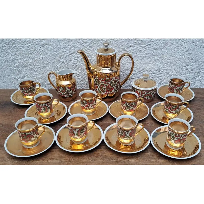 Juego de café de porcelana y decoración en oro