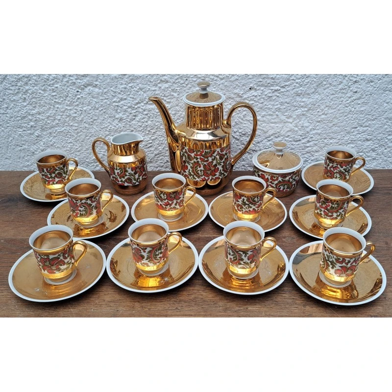 Juego de café de porcelana y decoración en oro
