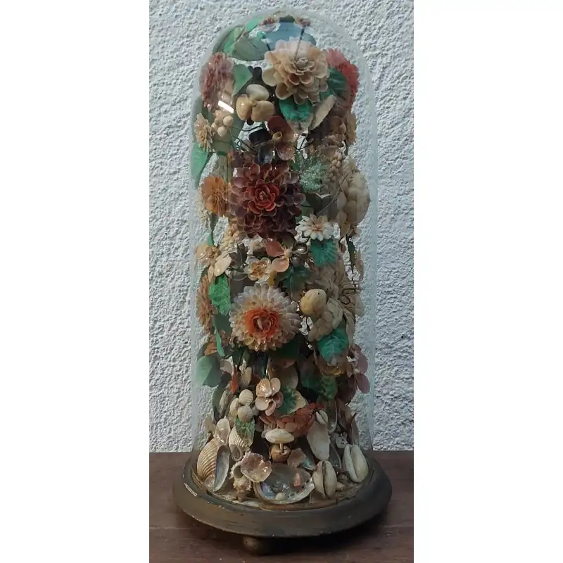 Fanal de Cristal con Composición de Flores y Conchas Siglo XIX