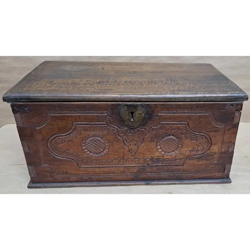 Pequeño baúl de nogal tallado a mano, siglo XIX