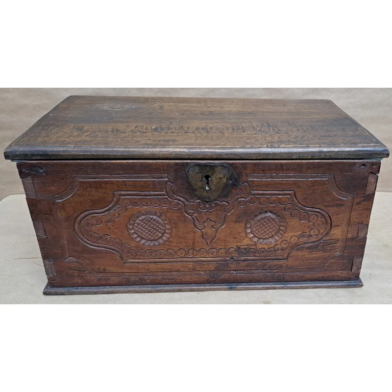 Pequeño baúl de nogal tallado a mano, siglo XIX, Siglo XIX