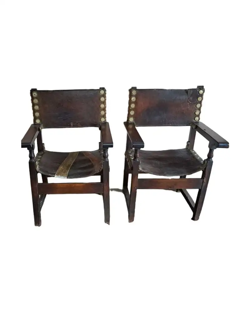 Pareja de sillones fraileros, madera de nogal, tapicería de cuero. Siglo XVIII