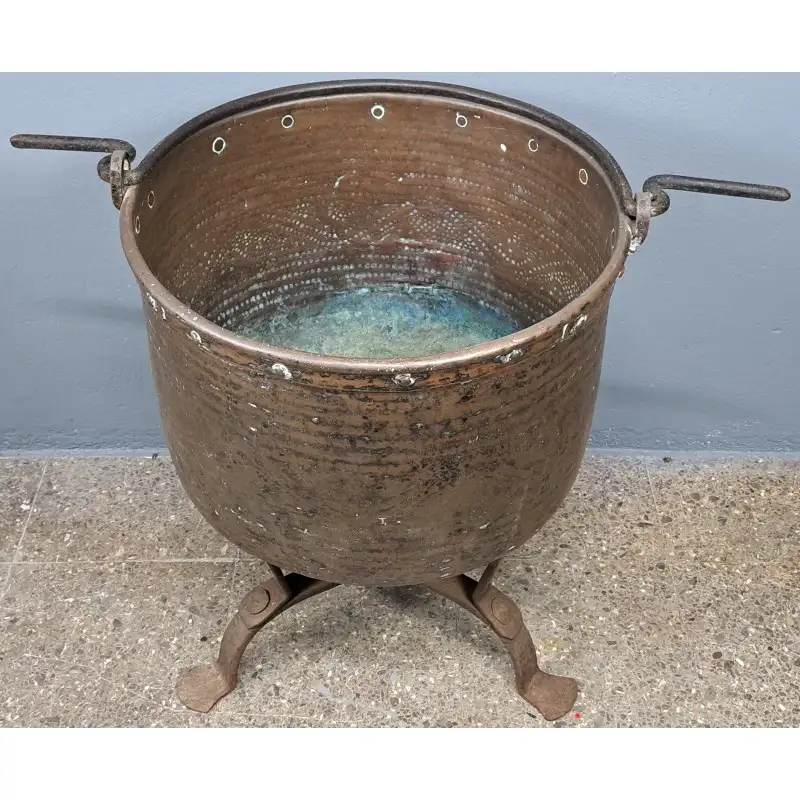 Antiguo caldero de cobre con pie de hierro forjado, siglo XIX
