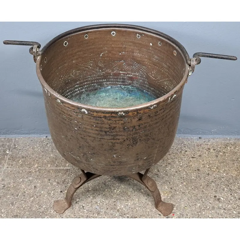 Antiguo caldero de cobre con pie de hierro forjado, siglo XIX, Siglo XIX