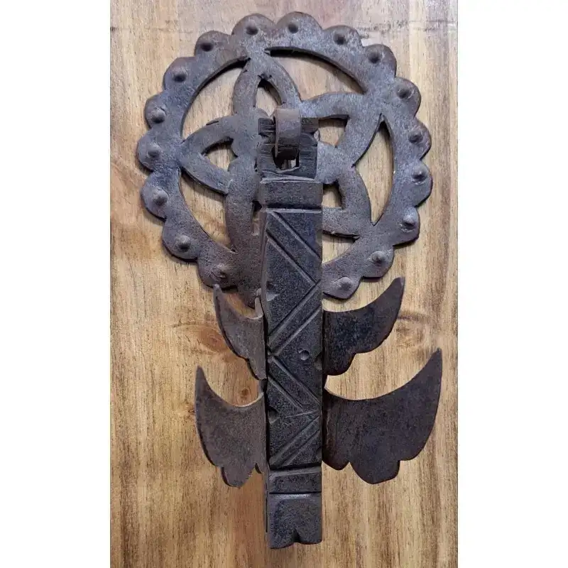 Tirador o picaporte de hierro forjado con decoración de un dragón, siglo XIX