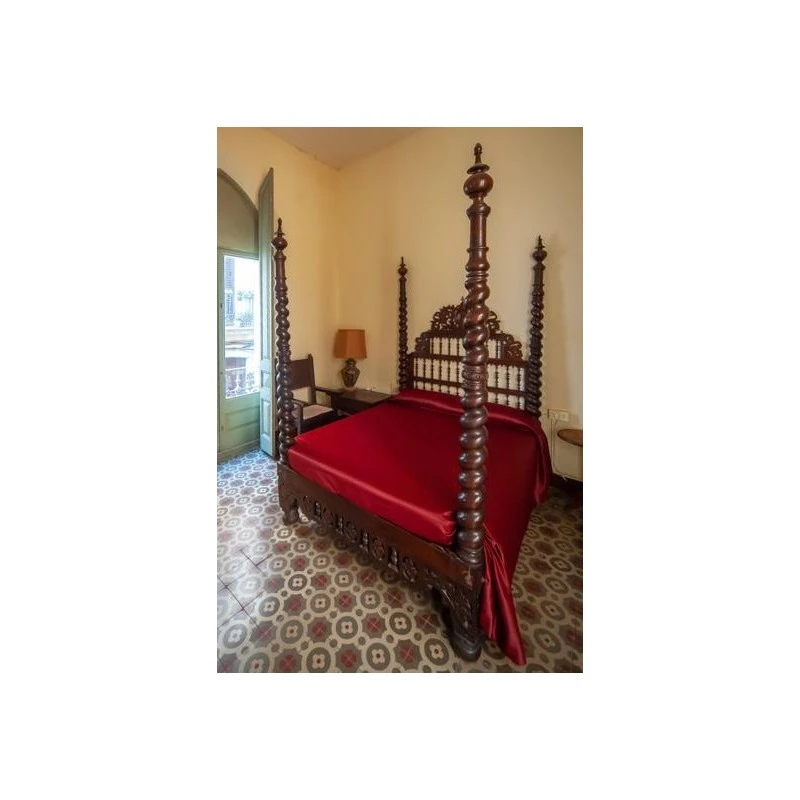 Cama barroca de nogal con columnas salomónicas finales del siglo XVII, Camas, Siglo XVII