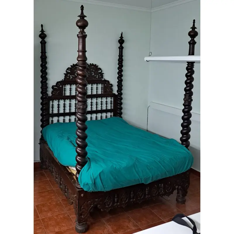 Cama barroca de nogal con columnas salomónicas finales del siglo XVII, Camas, Siglo XVII · vista 2/12