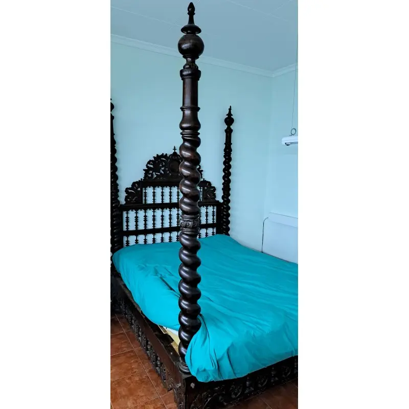 Cama barroca de nogal con columnas salomónicas finales del siglo XVII, Camas, Siglo XVII · vista 3/12