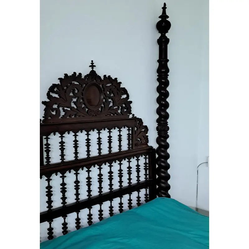 Cama barroca de nogal con columnas salomónicas finales del siglo XVII, Camas, Siglo XVII · vista 6/12