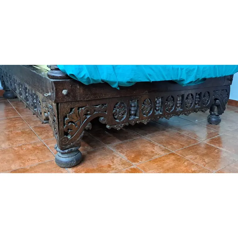 Cama barroca de nogal con columnas salomónicas finales del siglo XVII, Camas, Siglo XVII · vista 8/12