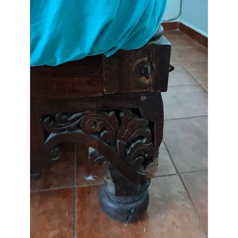 Cama barroca de nogal con columnas salomónicas finales del siglo XVII, Camas, Siglo XVII · vista 10/12