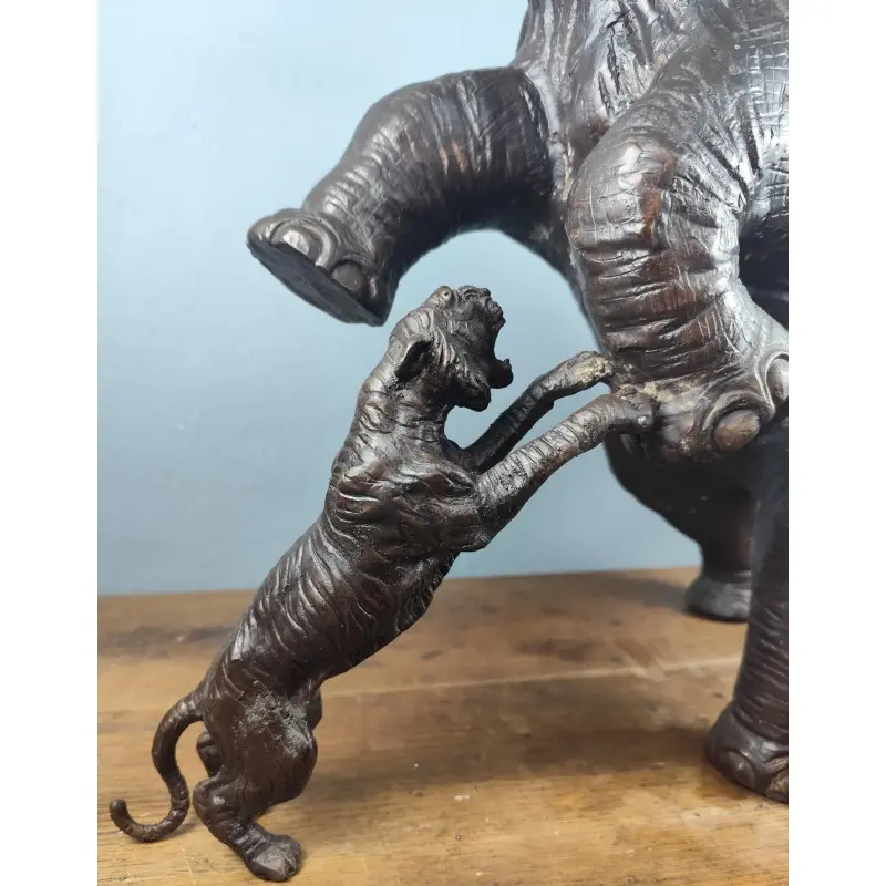 Escultura de bronce firmada STUART, Elefante con tigres, 63 X 57 cm mediados siglo XX, Arte y Pintura, Siglo X · vista 5/11