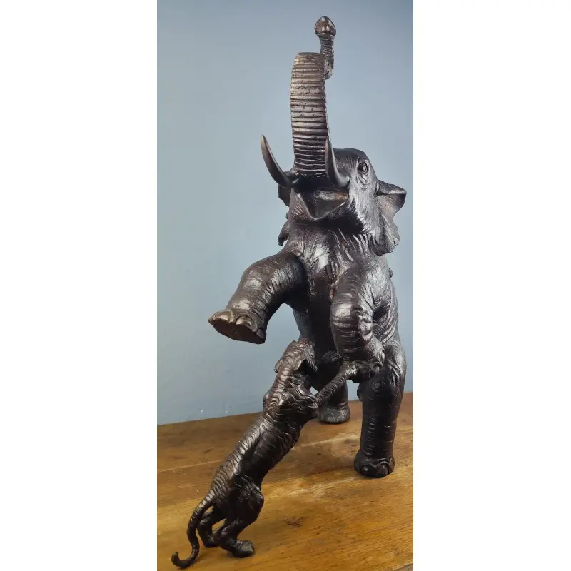 Escultura de bronce firmada STUART, Elefante con tigres, 63 X 57 cm mediados siglo XX, Arte y Pintura, Siglo X · vista 6/11