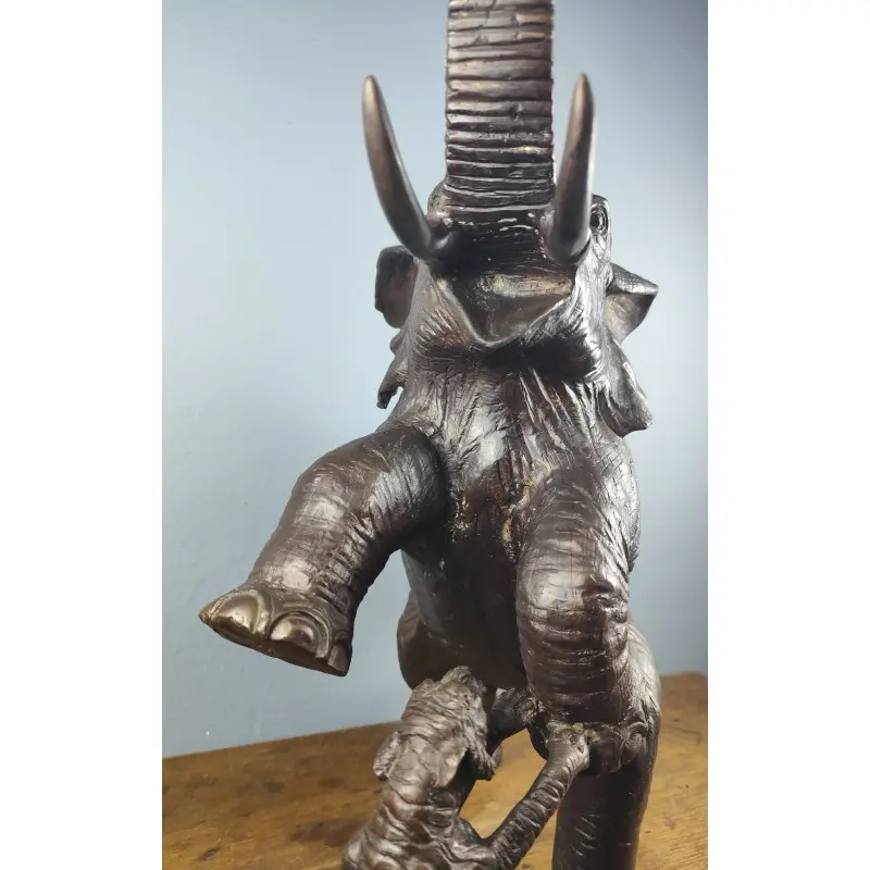 Escultura de bronce firmada STUART, Elefante con tigres, 63 X 57 cm mediados siglo XX, Arte y Pintura, Siglo X · vista 7/11