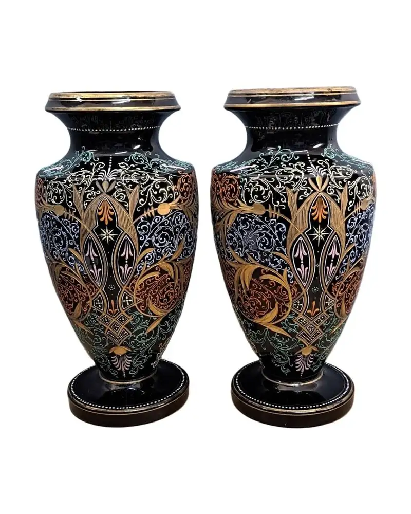 Pareja de jarrones de opalina negra, decoración en relieve, estilo Art Déco