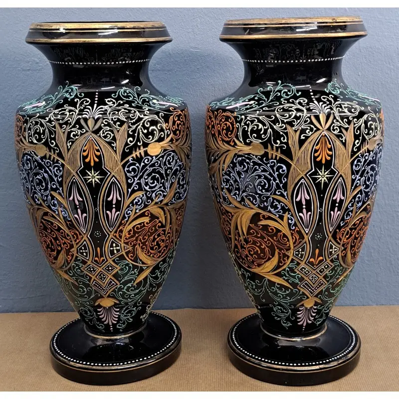 Pareja de jarrones de opalina negra, decoración en relieve, estilo Art Déco, Cerámica y Alfarería