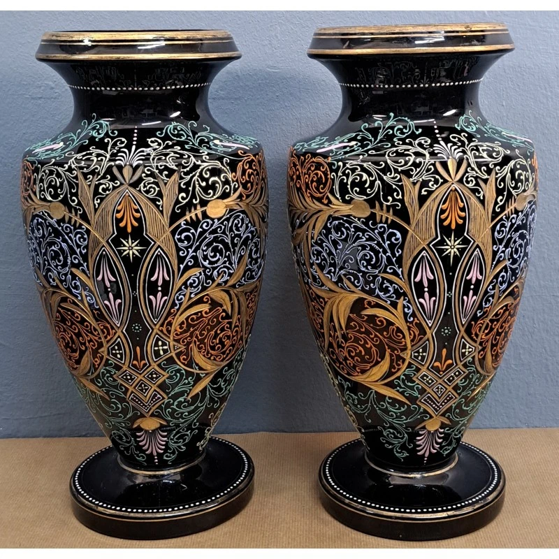 Pareja de jarrones de opalina negra, decoración en relieve, estilo Art Déco, Cerámica y Alfarería