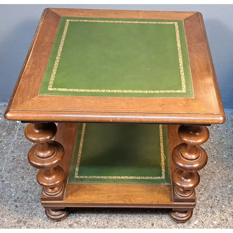 Mesa auxiliar en madera de nogal con tapa y repisa, principios del siglo XX