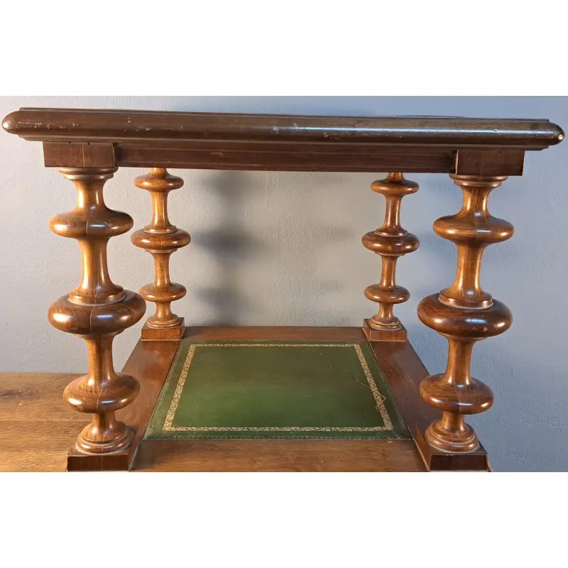 Mesa auxiliar en madera de nogal con tapa y repisa, principios del siglo XX, Mesas, Siglo XX · vista 4/12