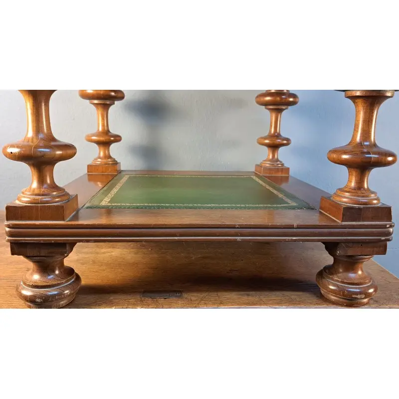 Mesa auxiliar en madera de nogal con tapa y repisa, principios del siglo XX, Mesas, Siglo XX · vista 5/12