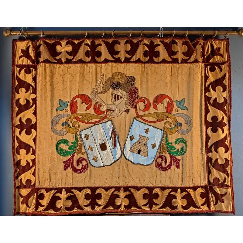 Antiguo tapiz heráldico bordado con escudos y yelmo, 121 × 159 cm, Textiles y Tapices
