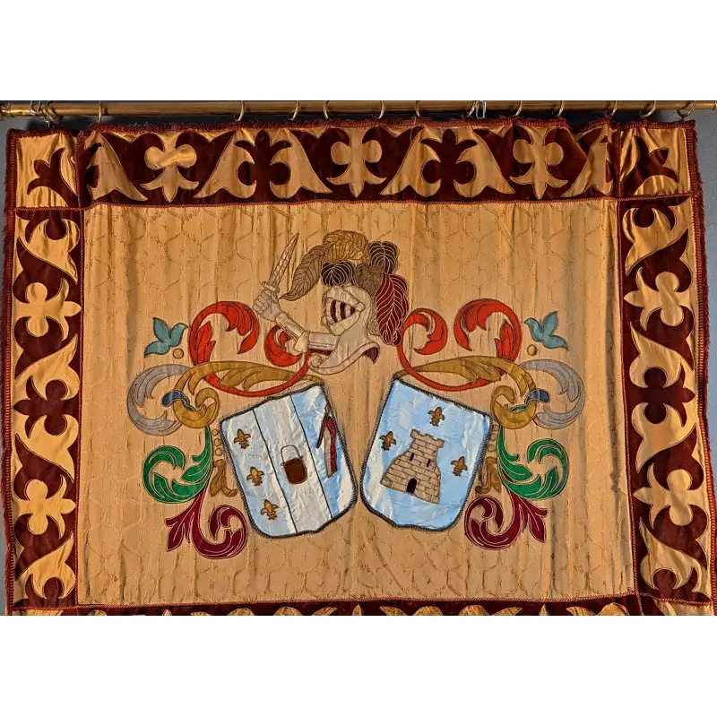 Antiguo tapiz heráldico bordado con escudos y yelmo, 121 × 159 cm, Textiles y Tapices · vista 4/10