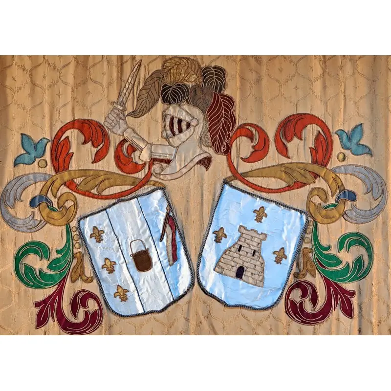 Antiguo tapiz heráldico bordado con escudos y yelmo, 121 × 159 cm, Textiles y Tapices · vista 5/10